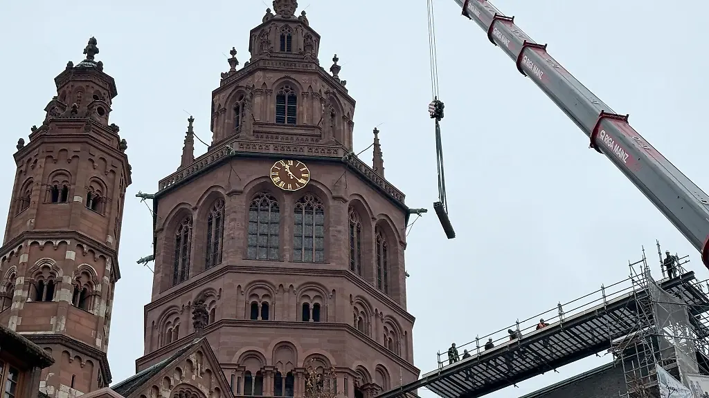 Ein-riesiger-Kran-entfernt-die-Geruest-Bruecke-am-Mainzer-Dom