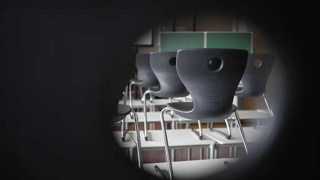 Stuehle-und-eine-Tafel-sind-in-einem-Schulraum-des-Moerike-Gymnasiums-zu-sehen