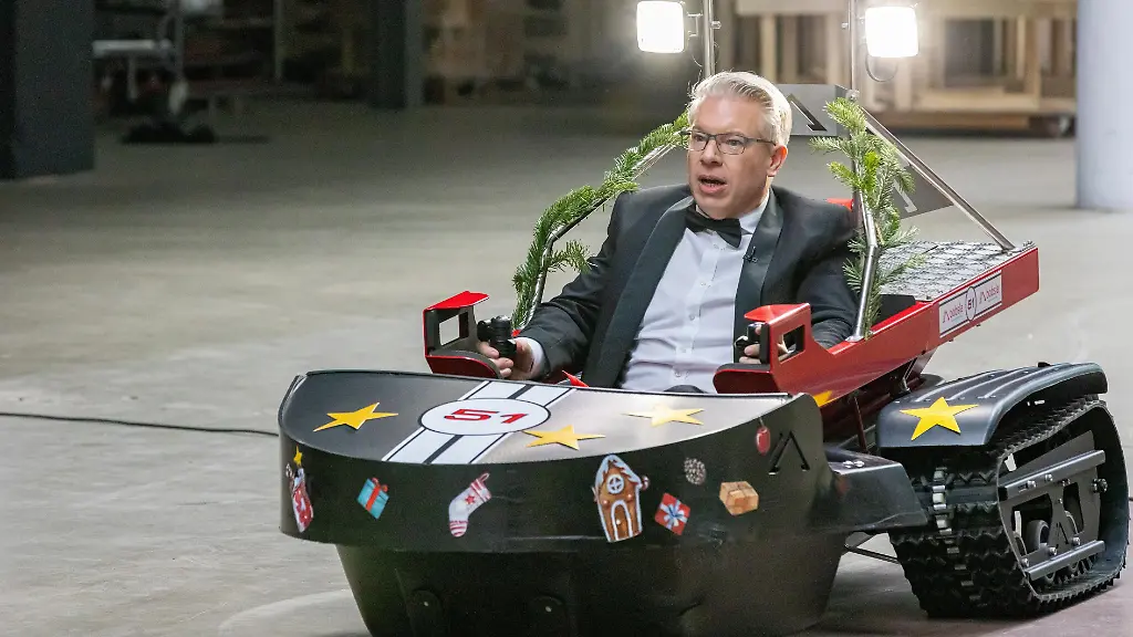 El inversor Frank Thelen prueba la moto de nieve eléctrica Bobsla delante del estudio. El uso de material relacionado con el programa está permitido únicamente con referencia y enlace a RTL.