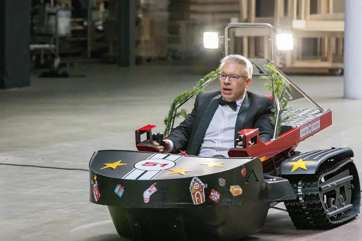 Investor-Frank-Thelen-macht-mit-dem-Elektro-Schneemobil-Bobsla-vor-dem-Studio-eine-Probefahrt-Die-Verwendung-des-sendungsbezogenen-Materials-ist-nur-mit-dem-Hinweis-und-Verlinkung-auf-RTL-gestattet