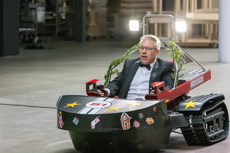 Investor-Frank-Thelen-macht-mit-dem-Elektro-Schneemobil-Bobsla-vor-dem-Studio-eine-Probefahrt-Die-Verwendung-des-sendungsbezogenen-Materials-ist-nur-mit-dem-Hinweis-und-Verlinkung-auf-RTL-gestattet