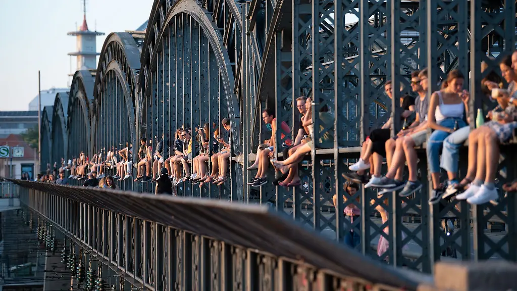 Die-Stahlkonstruktion-der-Hackerbruecke-ist-auch-ein-beliebter-Aussichtspunkt-fuer-junge-Menschen-in-Muenchen