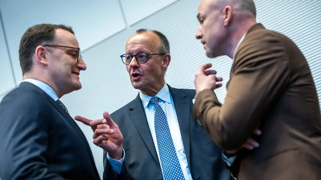 02-12-2025-Berlin-Bundeskanzler-Friedrich-Merz-M-CDU-spricht-mit-Jens-Spahn-l-CDU-CDU-CSU-Fraktionsvorsitzender-im-Bundestag-und-Alexander-Hoffmann-CSU-Landesgruppenvorsitzender-im-Bundestag-vor-Beginn-der-Fraktionssitzung-im-Bundestag