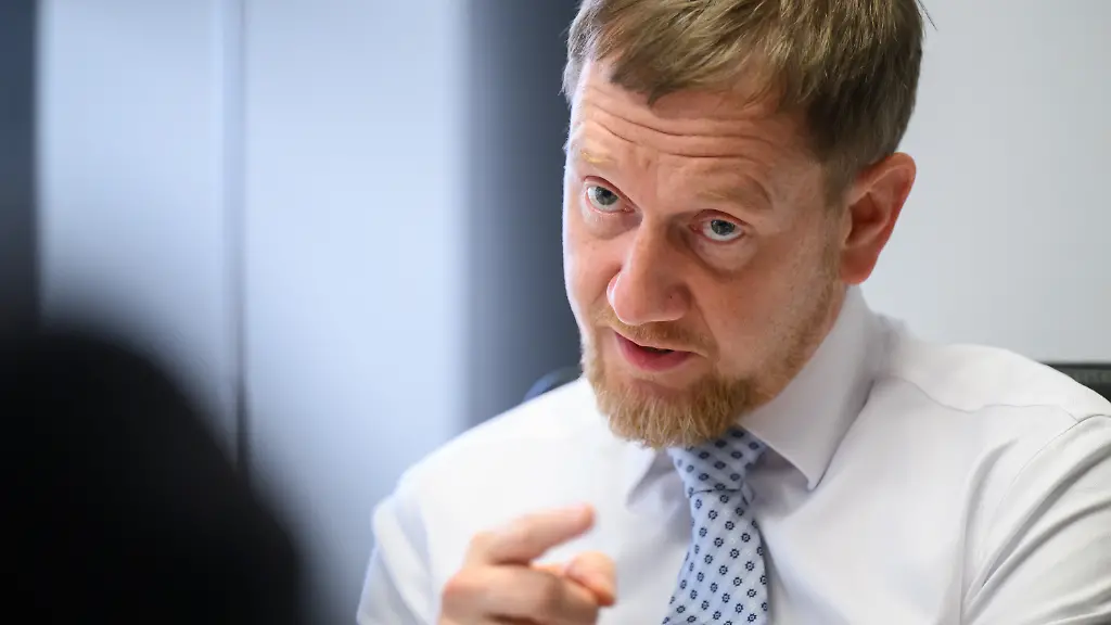 Michael-Kretschmer-CDU-Ministerpraesident-von-Sachsen-gestikuliert-waehrend-eines-Interviews-mit-der-DPA-Deutsche-Presse-Agentur-in-seinem-Buero-im-Saechsischen-Landtag