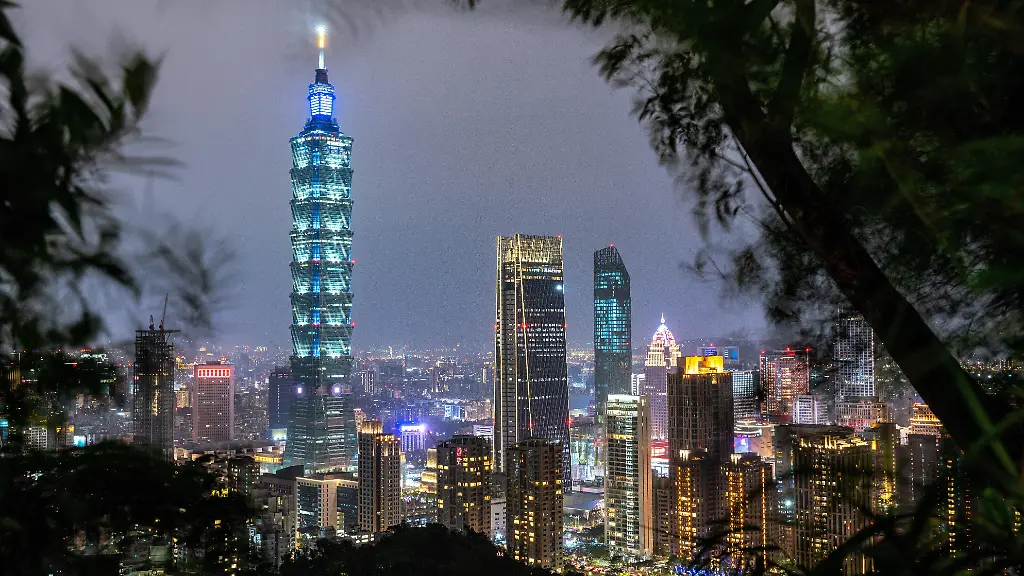 Taiwan-Das-Zentrum-von-Taipei-mit-dem-Wolkenkratzer-Taipei-101-bei-Nacht