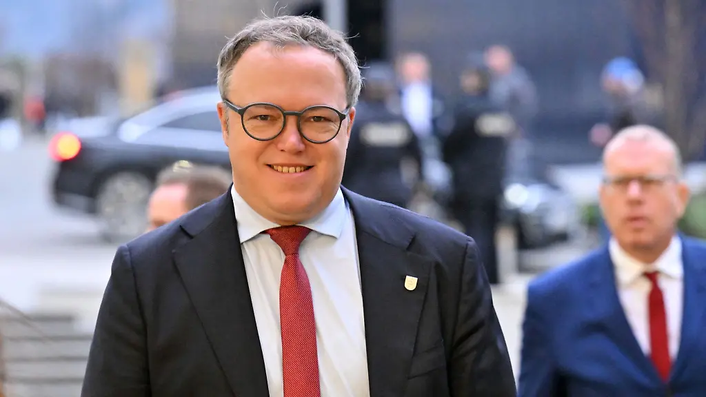 Thueringens-Ministerpraesident-Mario-Voigt-CDU-verteidigt-die-Kritik-von-Innenminister-Georg-Maier-SPD-an-Anfragen-der-AfD-Fraktion-nach-genauen-Transportwegen-militaerischer-Gueter