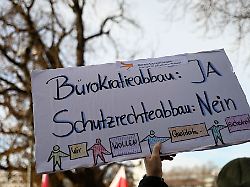 Baden-Württemberg: Werden Bedürftige allein gelassen? Protest gegen Gesetz