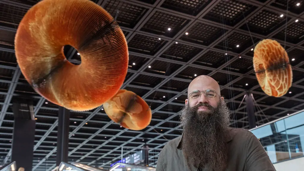 Die-Installation-The-First-the-Last-Eternity-schwebt-im-Check-in-Bereich-des-neuen-Terminal-3-am-Frankfurter-Flughafen