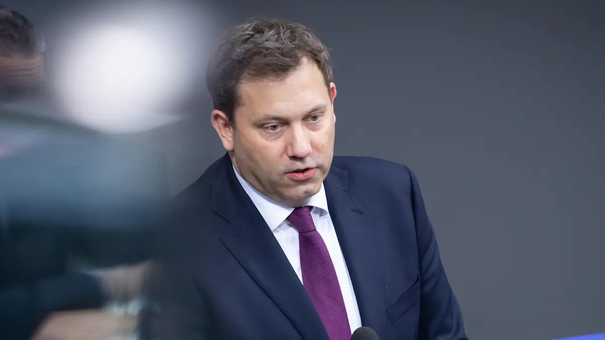 Image for Defizit von fast 30 Milliarden: Klingbeil will Kommunen weitere Hilfen zuschießen