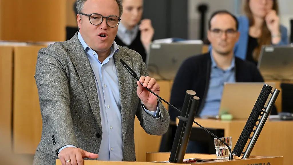 Thueringens-Ministerpraesident-Mario-Voigt-CDU-stellte-sich-im-Parlament-in-einer-Regierungsbefragung-den-Fragen-der-Abgeordneten