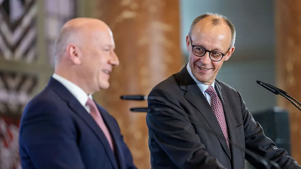 Bundeskanzler-Friedrich-Merz-CDU-r-neben-Berlins-Regierenden-Buergermeister-Kai-Wegner-CDU-beim-Antrittsbesuch
