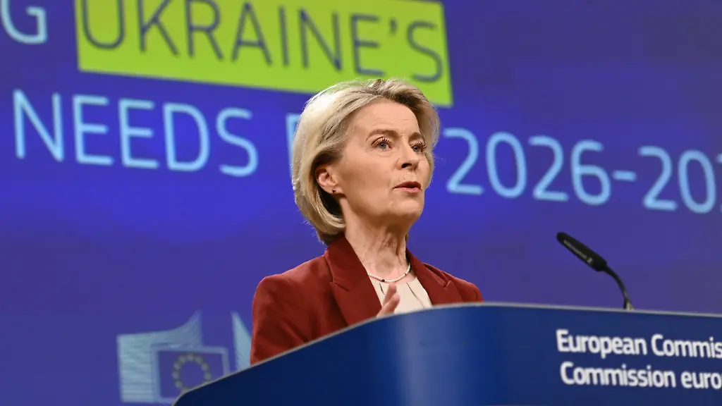 Die-Praesidentin-der-Europaeischen-Kommission-Ursula-von-der-Leyen-spricht-waehrend-einer-Pressekonferenz-ueber-den-Finanzierungsbedarf-der-Ukraine-fuer-die-Jahre-2026-2027-im-EU-Hauptquartier