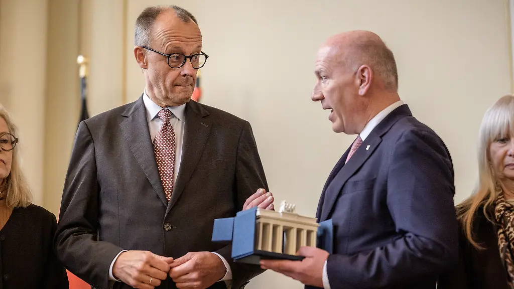 Die-Nachbildung-des-Brandenburger-Tors-soll-bei-Kanzler-Merz-einen-Ehrenplatz-bekommen-so-kuendigte-er-es-beim-Besuch-im-Roten-Rathaus-an