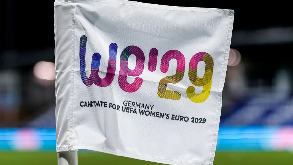 Eine-Eckfahne-weht-im-Wind-zum-Aktionsspieltag-des-DFB-nach-dem-Motto-WE29-Together-WE-Rise-Bewerbung-zur-Ausrichtung-der-UEFA-Women-s-EURO-2029-in-Deutschland-Symbolfoto-Symbolbild-Symbol-Einzelbild-Einzelfoto-Aktion-Action-21-11-2025-Sinsheim-Deutschland-Fussball-3-Liga-TSG-1899-Hoffenheim-II-MSV-Duisburg-DFB-DFL-REGULATIONS-PROHIBIT-ANY-USE-OF-PHOTOGRAPHS-AS-IMAGE-SEQUENCES-AND-OR-QUASI-VIDEO