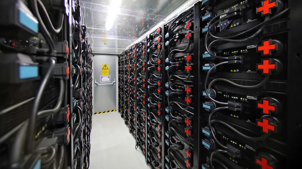 Mit-Plus-und-Minuszeichen-sind-die-Pole-am-neuen-Energiegrossspeicher-am-02-10-2014-am-Fraunhofer-Institut-fuer-Fabrikbetrieb-und-automatisierung-IFF-in-Magdeburg-Sachsen-Anhalt-gekennzeichnet-Mit-einem-Grossversuch-wurde-am-gleichen-Tag-das-gesamte-Fraunhofer-Forschungszentrum-ausschliesslich-mit-Strom-aus-der-Batterie-versorgt-Das-Speichersystem-auf-Litium-Basis-verfuegt-ueber-eine-Kapazitaet-von-0-5-Megawattstunden-und-eine-Leistung-von-einem-Megawatt-Der-Akkumulator-ist-in-einem-26-Tonnen-schweren-Container-untergebracht-und-transportfaehig-ausgelegt-Mit-derartigen-Anlagen-sollen-spaeter-Schwankungen-in-Stromnetzen-stabilisiert-werden