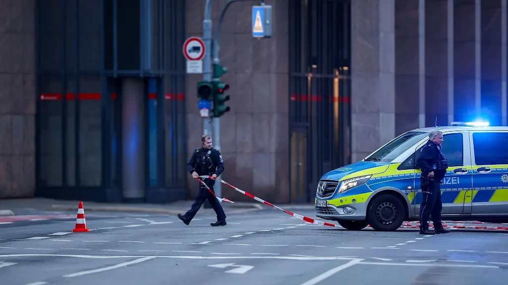 Viele-Beamte-sind-wegen-einer-Bedrohungslage-in-Moenchengladbach-im-Einsatz