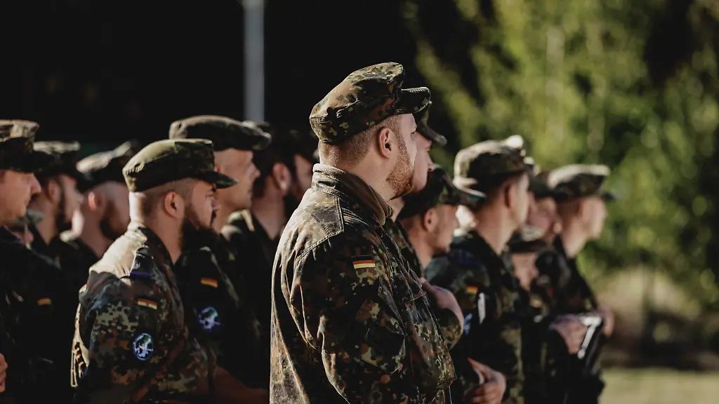 Soldaten-stehen-in-einer-Reihe-aufgenommen-im-temporaer-errichteten-Convoy-Support-Center-auf-dem-Truppenuebungsplatz-Oberlausitz-bei-Weisskeissel-06-09-2025-Im-September-wird-auf-dem-Truppenuebungsplatz-Oberlausitz-ein-zivil-betriebener-Rast-und-Sammelraum-fuer-eine-Verlegung-militaerischer-Kraefte-eingerichtet-Kraefte-des-Heeres-verlegen-in-der-Teiluebung-Grand-Eagle-welche-zum-Uebungscluster-Quadriga-2025-gehoert-durch-Deutschland-ueber-Polen-nach-Litauen-Auf-ihrem-Weg-werden-sie-in-dem-ausschliesslich-von-der-Firma-Rheinmetall-betriebenen-sogenannten-Convoy-Support-Center-CSC-versorgt