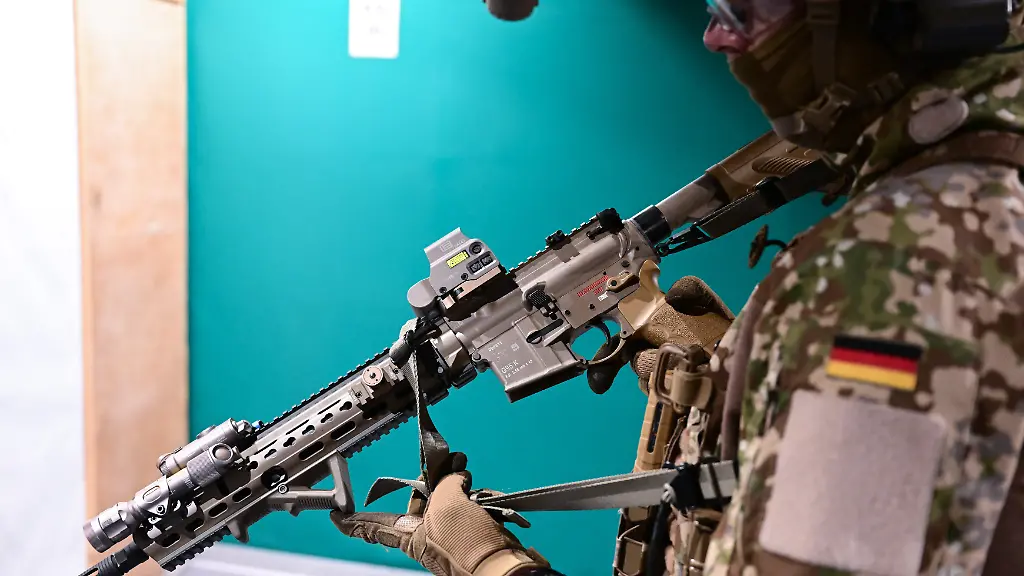 Ein-Soldat-des-Kommando-Spezialkraefte-fuehrt-mit-dem-Gewehr-G95-K-von-Heckler-und-Koch-in-einer-Trainingshalle-eine-Uebung-der-Schiessausbildung-vor