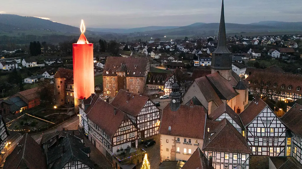 Sie-leuchtet-wieder-die-Riesenkerze-in-der-osthessischen-Stadt-Schlitz