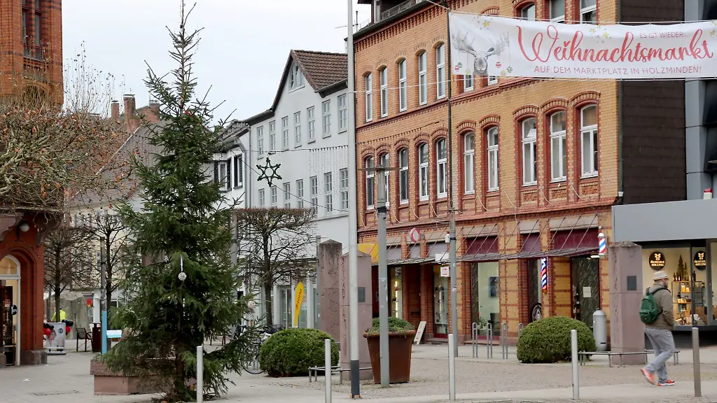 Kerzengerade-aber-recht-kahl-wirkt-der-Holzmindener-Weihnachtsbaum
