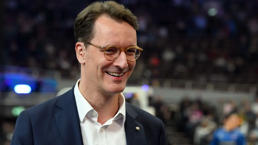 Nordrhein-Westfalens-Ministerpraesident-Hendrik-Wuest-CDU-ist-begeistert-ueber-die-Frauen-Fussball-EM-2029-in-Deutschland