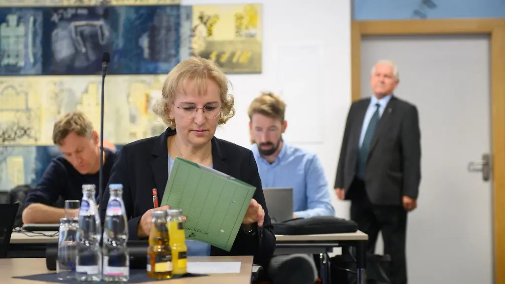 Stellt-sich-vor-ihre-Kollegen-LKA-Direktorin-Birgit-Specht