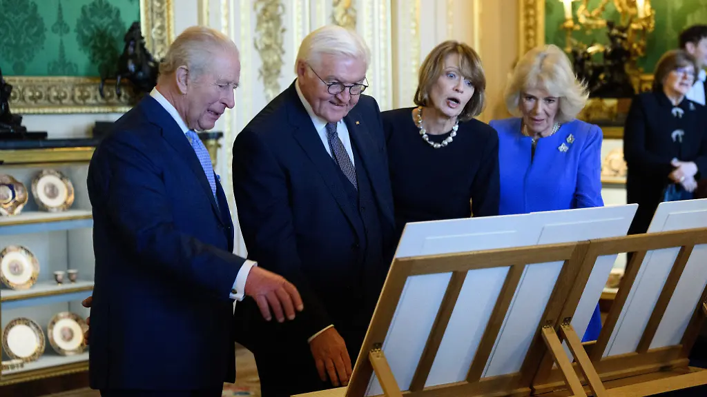 Bundespraesident-Frank-Walter-Steinmeier-2-v-l-und-seiner-Frau-Elke-Buedenbender-M-werden-zusammen-mit-Koenig-Charles-III-l-und-Koenigin-Camilla-sowie-Prinz-William-Prinz-von-Wales-und-Prinzessin-Kate-Prinzessin-von-Wales-im-Schloss-Windsor-besondere-Objekte-aus-der-Koeniglichen-Sammlung-praesentiert-Bundespraesident-Steinmeier-und-seine-Frau-sind-zu-einem-dreitaegigen-Staatsbesuch-im-Vereinigten-Koenigreich-Grossbritannien-und-Nordirland
