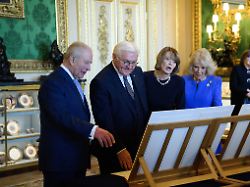 Geschenketausch auf Windsor : Steinmeier schenkt König Charles III. Handwerkskunst und einen Schirm