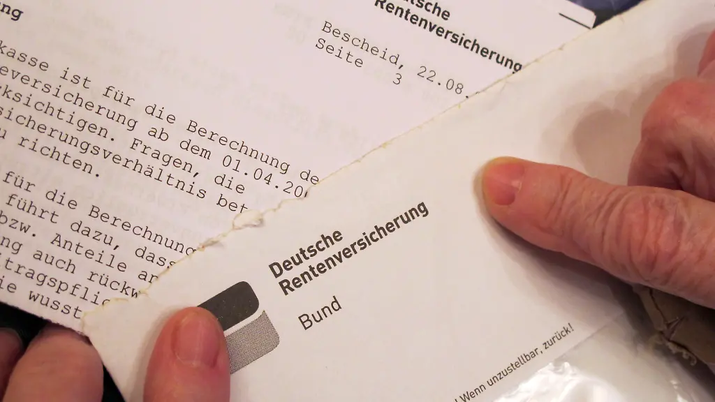 Eine-alte-Frau-haelt-am-Sonntag-29-01-2012-in-Berlin-einen-Rentenbescheid-in-den-Haenden