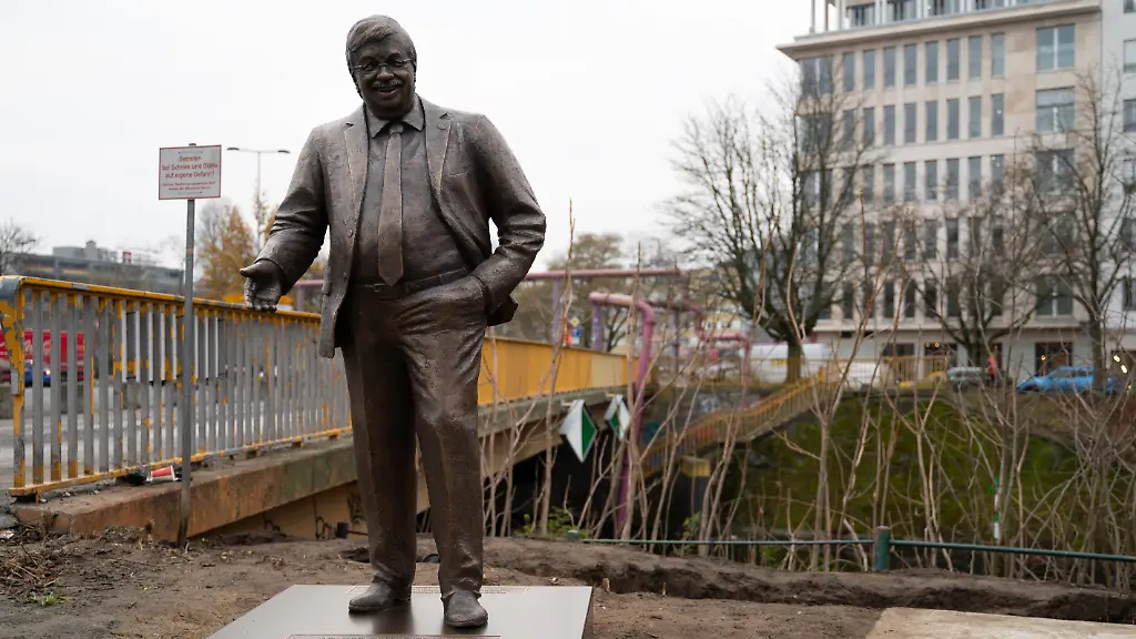 Eine-Statue-von-Walter-Luebcke-steht-vor-dem-Konrad-Adenauer-Haus-Vor-der-CDU-Parteizentrale-hat-das-Zentrum-fuer-Politische-Schoenheit-eine-Aktion-aufgebaut