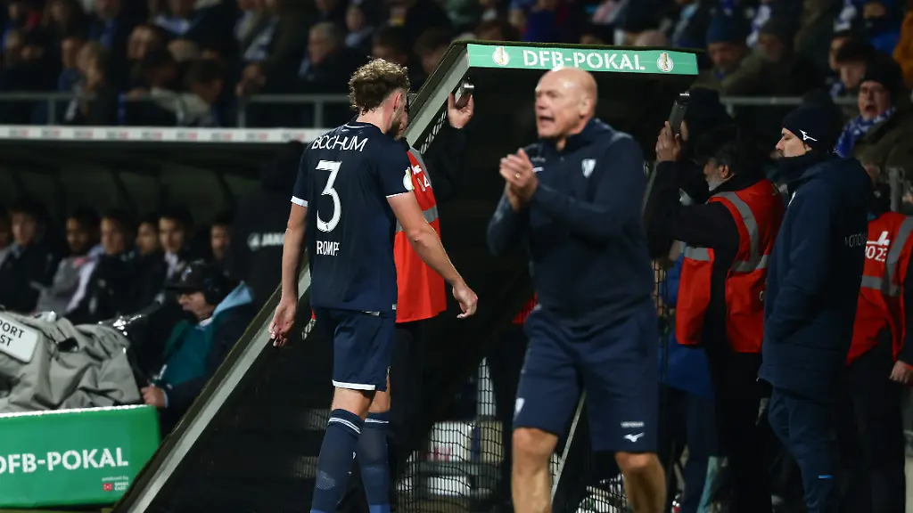 Bochum-Vonovia-Ruhrstadion-03-12-25-GER-Herren-DFB-Pokal-Achtelfinale-Saison-2025-2026-VfL-1848-Bochum-VfB-Stuttgart-Philipp-Strompf-VfL-Bochum-geht-nach-rot-in-die-Kabine-DFB-DFL-REGULATIONS-PROHIBIT-ANY-USE-OF-PHOTOGRAPHS-AS-IMAGE-SEQUENCES-AND-OR-QUASI-VIDEO