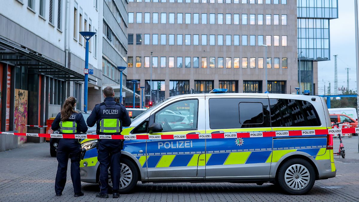 Bombendrohung-gegen-Banken-Polizei-sperrt-stundenlang-Innenstadt-von-M-nchengladbach