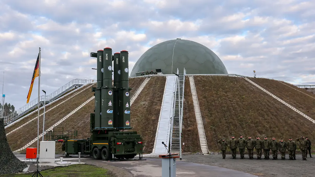 Das-Abschussgeraet-des-neuen-Raketenabwehrsystems-Arrow-3-steht-nach-der-Inbetriebnahme-vor-dem-Radom-in-der-Annaburger-Heide-Die-Luftwaffe-erklaert-die-sogenannte-Anfangsbefaehigung-des-Luftverteidigungssystems-und-vollzieht-damit-den-ersten-Schritt-der-Inbetriebnahme-Das-Flugabwehrsystem-soll-der-Fruehwarnung-und-der-Bekaempfung-von-anfliegenden-ballistischen-Flugkoerpern-ausserhalb-der-Erdatmosphaere-dienen-Es-wird-als-Reaktion-auf-die-Bedrohung-durch-Russland-beschafft