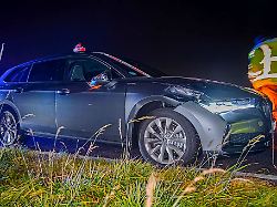 Baden-Württemberg: Von Fahrzeug erfasst: Fußgänger stirbt auf Landstraße