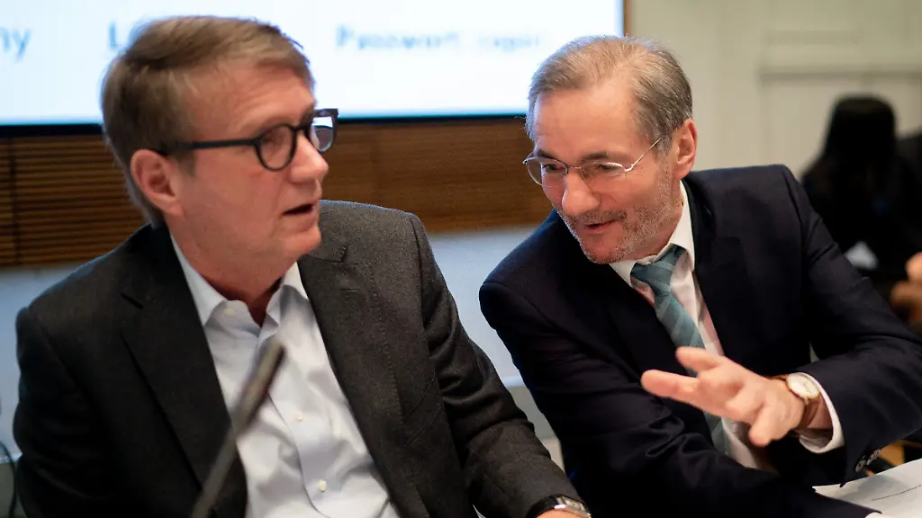 25-01-2019-Berlin-Die-Co-Vorsitzenden-der-Kohlekommission-Matthias-Platzeck-SPD-r-und-Ronald-Pofalla-CDU-eroeffnen-die-Sitzung-der-Kohlekommission-Das-Gremium-mit-Vertretern-aus-Politik-Industrie-Gewerkschaften-und-Umweltverbaenden-soll-sich-auf-ein-Konzept-fuer-einen-schrittweisen-Ausstieg-aus-der-klimaschaedlichen-Kohleverstromung-einigen