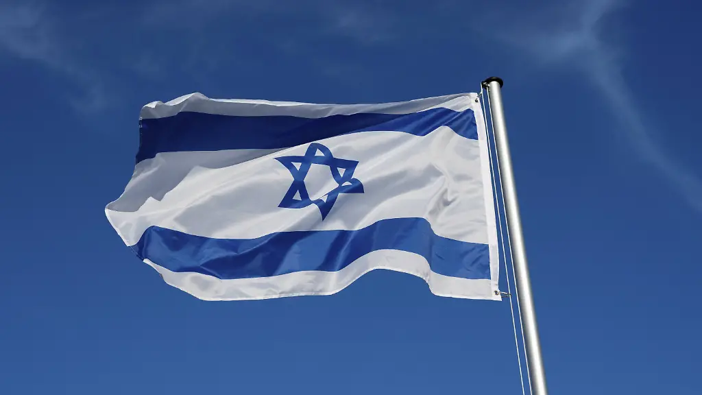 Fahne-von-Israel-flattert-im-Wind-The-flag-of-Israel-flutters-in-the-wind-Copyright-imageBROKER-AndreasxMallinckrodt-ibldvm11522756