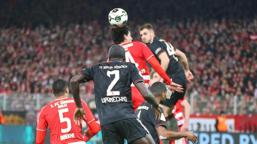 Berlin-Deutschland-Stadion-Alte-Foersterei-DFB-Pokal-2025-2026-Union-Berlin-FC-Bayern-Muenchen-Diogo-Leite-4-Union-Berlin-im-Luftzweikampf-mit-Josip-Stanisic-44-FC-Bayern-Muenchen-Im-Vordergrund-Danilho-Doekhi-5-Union-Berlin-und-Dayot-Upamecano-2-FC-Bayern-Muenchen-und-Jonathan-Tah-4-FC-Bayern-Muenchen