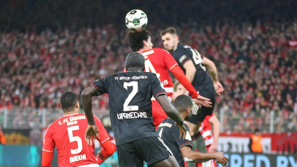 Berlin-Deutschland-Stadion-Alte-Foersterei-DFB-Pokal-2025-2026-Union-Berlin-FC-Bayern-Muenchen-Diogo-Leite-4-Union-Berlin-im-Luftzweikampf-mit-Josip-Stanisic-44-FC-Bayern-Muenchen-Im-Vordergrund-Danilho-Doekhi-5-Union-Berlin-und-Dayot-Upamecano-2-FC-Bayern-Muenchen-und-Jonathan-Tah-4-FC-Bayern-Muenchen