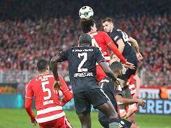 Zwei Eigentore, zwei Elfer: FC Bayern ringt Union Berlin in turbulentem Pokal-Fight nieder