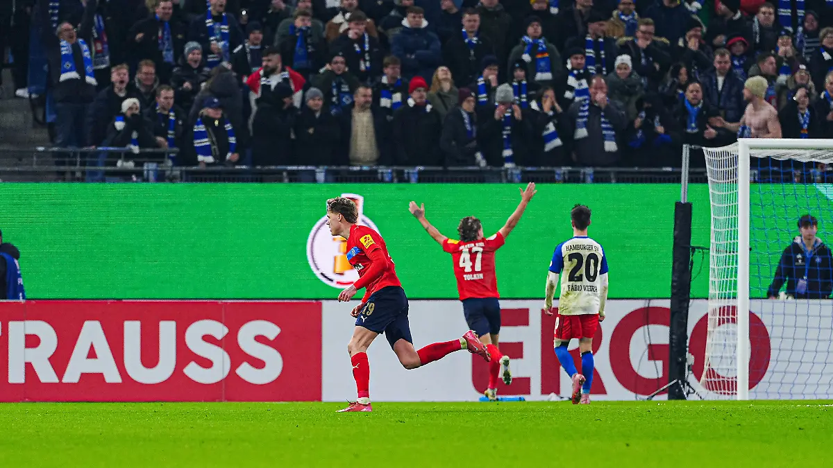 Torjubel-Holstein-Kiel-nach-Tor-zum-1-1-per-Freistoss-Phil-Harres-Holstein-Kiel-19-GER-Hamburger-SV-vs-Holstein-Kiel-Fussball-DFB-Pokal-Achtelfinale-Saison-2025-2026-03-12