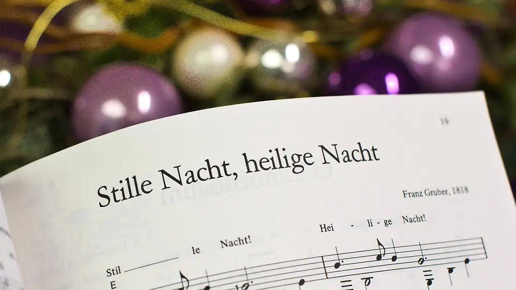 Auch-ausserhalb-von-Kirchen-und-festen-Choeren-finden-sich-Menschen-in-Hessen-gerne-in-der-Vorweihnachtszeit-zum-gemeinsamen-Singen-zusammen