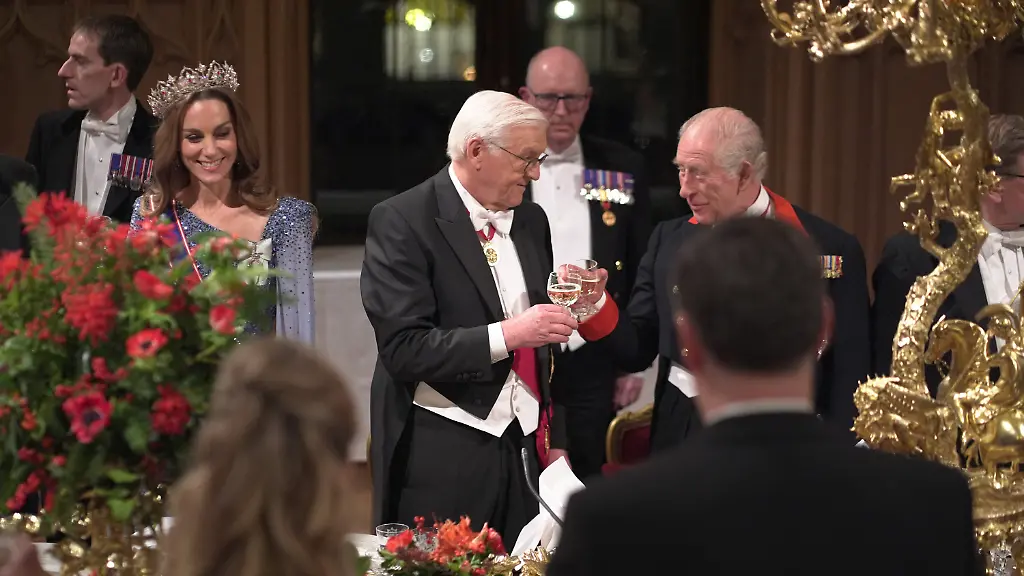 Britain-s-King-Charles-and-German-President-Frank-Walter-Steinmeier-toast-during-the-state-banquet-for-the-German-President-and-his-wife-Elke-Budenbender-at-Windsor-Castle-Berkshire-Britain-December-3-2025