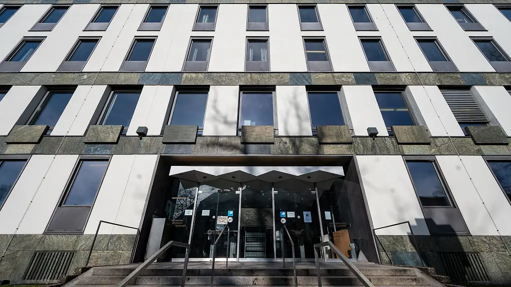 Vor-dem-Landgericht-Weiden-beginnt-der-Prozess-im-sogenannten-Champagner-Fall