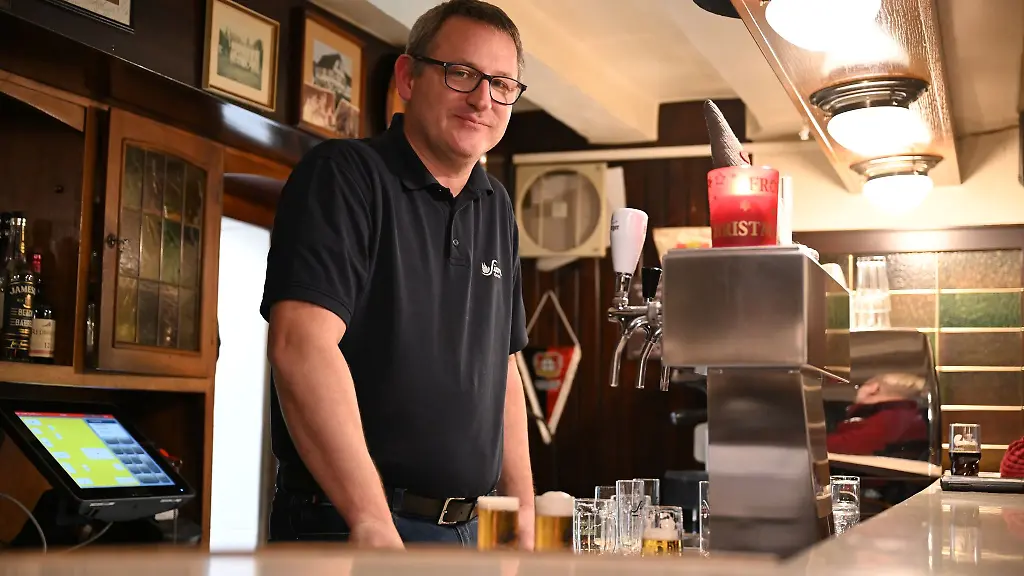 Der-Leverkusener-Gastwirt-Hagen-Norhausen-aergert-sich-ueber-Reservierungen-die-ins-Leere-laufen-Reservierungsgebuehren-oder-Vorkasse-moechte-er-aber-nicht-verlangen