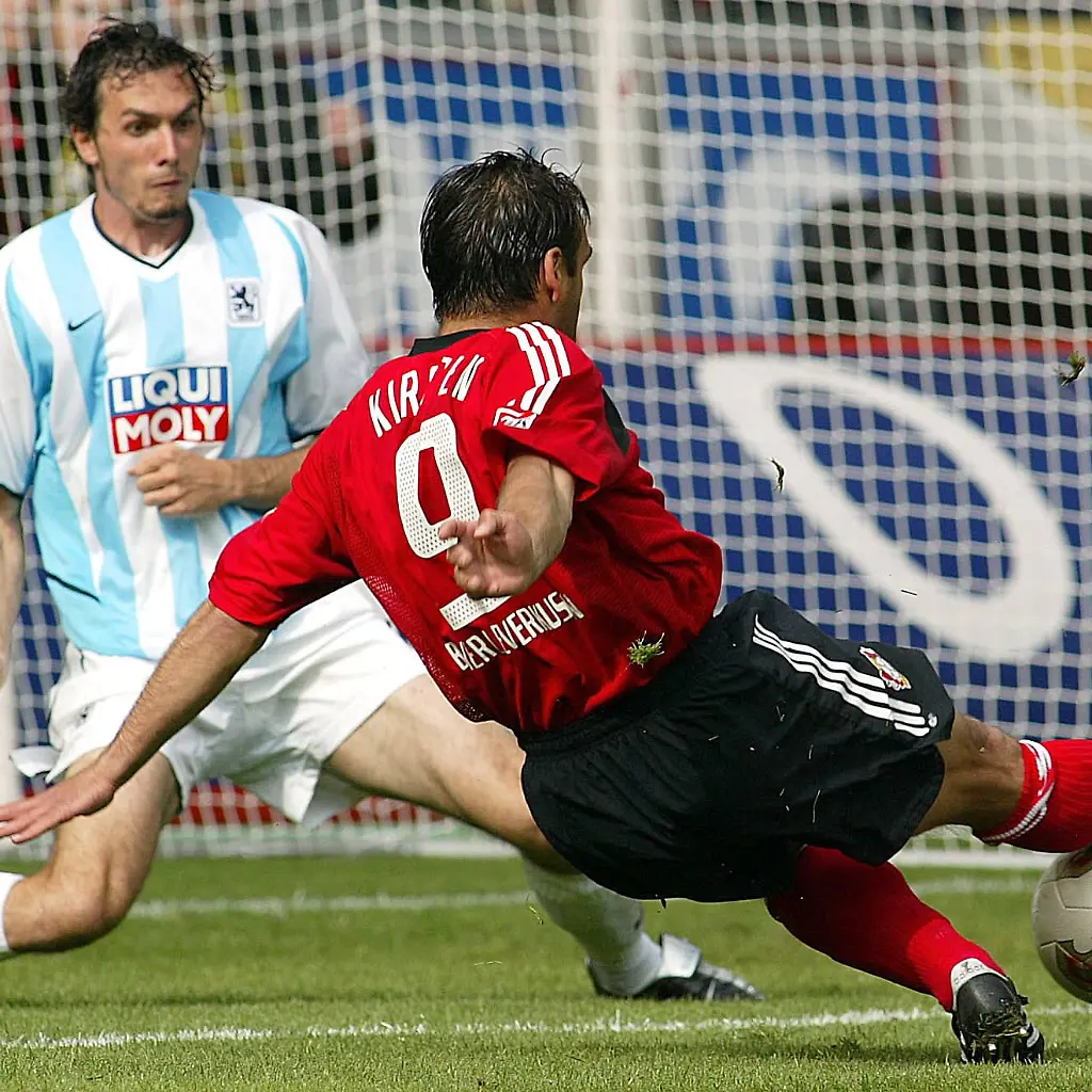 Bildnummer-00817945-Datum-17-05-2003-Copyright-imago-Team-2-Ulf-Kirsten-Leverkusen-re-gegen-Martin-Stranzl-1860-quer-Zweikampf-Duell-Ball-Schuss-Schuss-schiessen-Saison-2002-2003-Bayer-04-Leverkusen-TSV-1860-Muenchen-3-0-Vdig-Leverkusen-Dynamik-Fussball-1