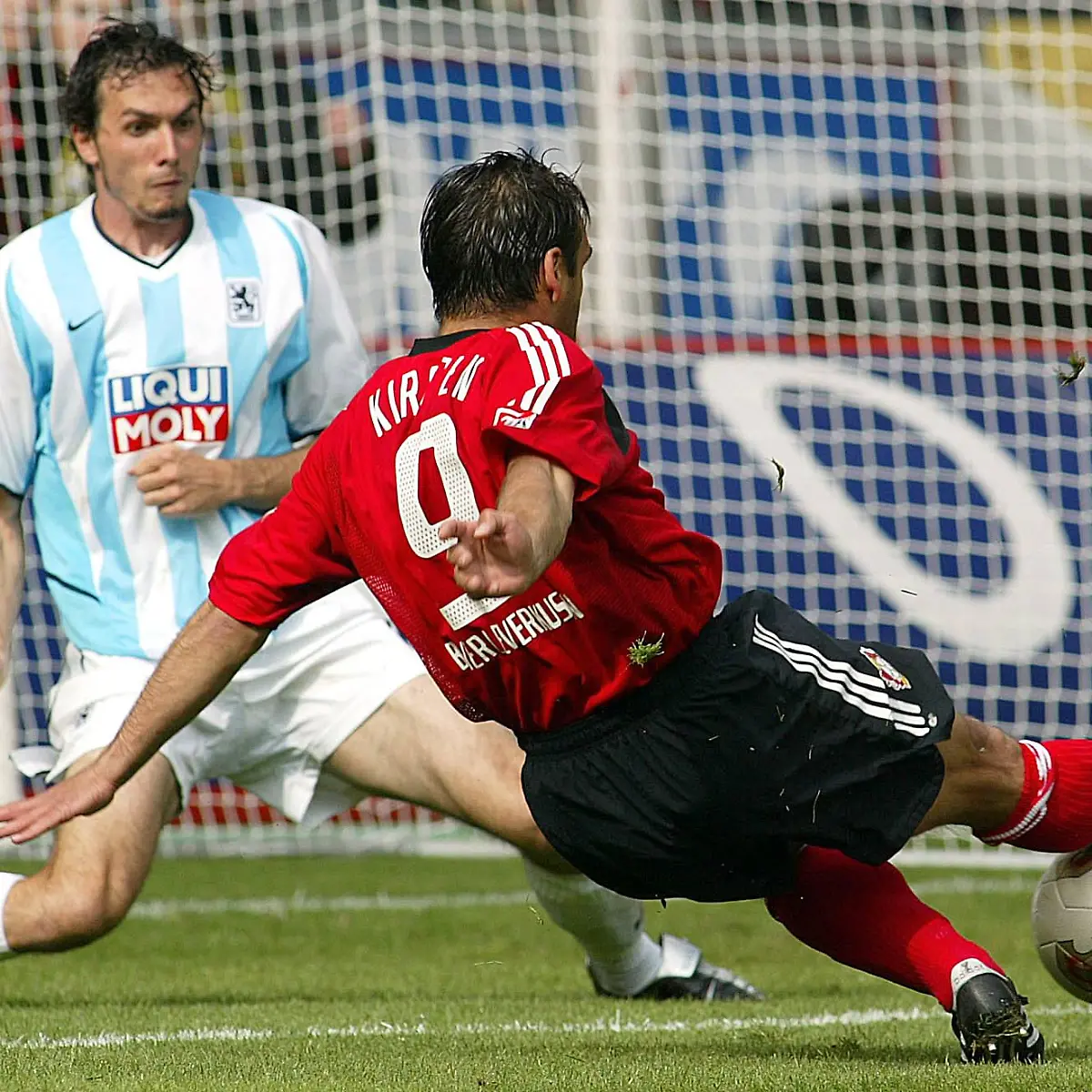 Bildnummer-00817945-Datum-17-05-2003-Copyright-imago-Team-2-Ulf-Kirsten-Leverkusen-re-gegen-Martin-Stranzl-1860-quer-Zweikampf-Duell-Ball-Schuss-Schuss-schiessen-Saison-2002-2003-Bayer-04-Leverkusen-TSV-1860-Muenchen-3-0-Vdig-Leverkusen-Dynamik-Fussball-1