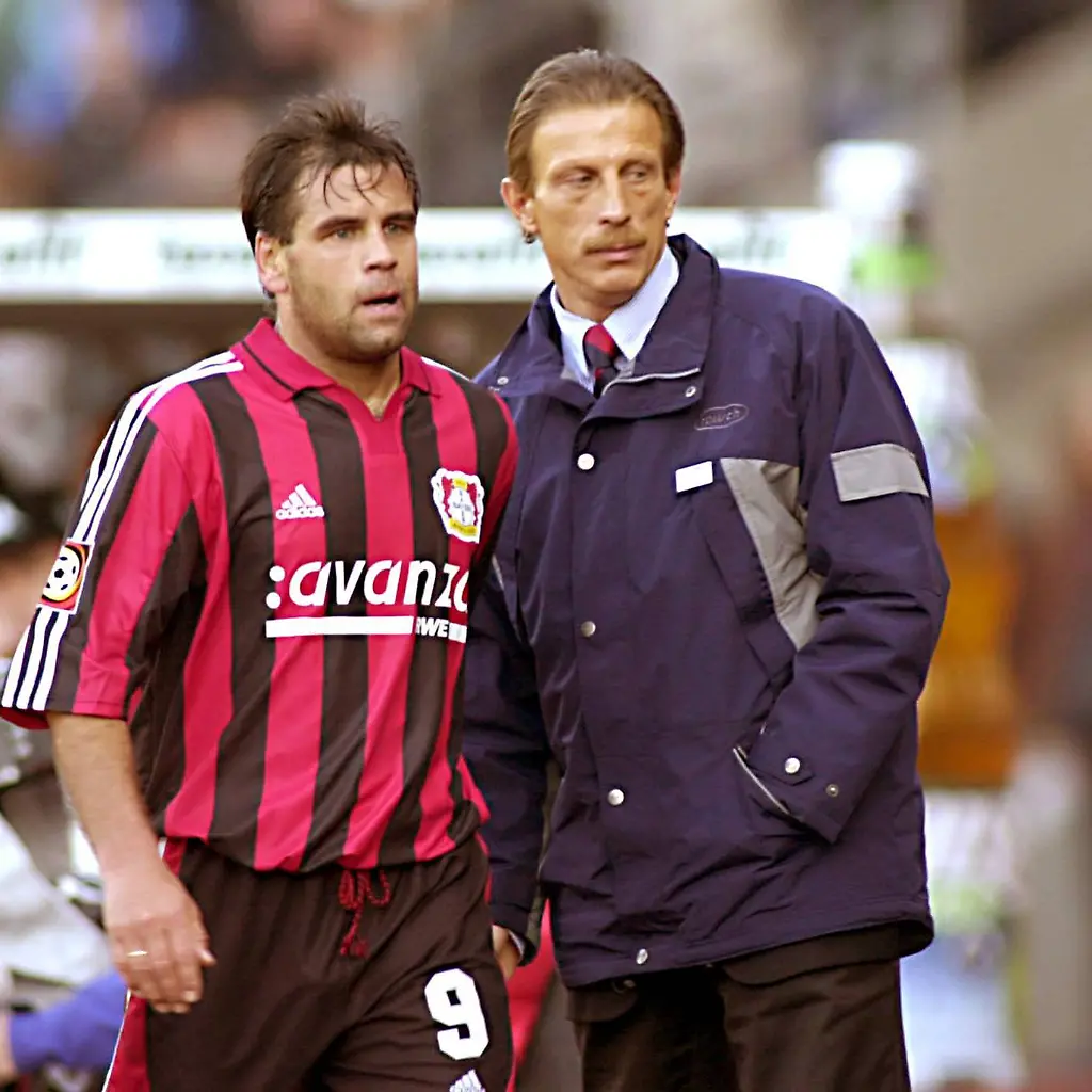 Trainer-Christoph-Daum-re-hat-Ulf-Kirsten-beide-Leverkusen-ausgewechselt-Fussball-1