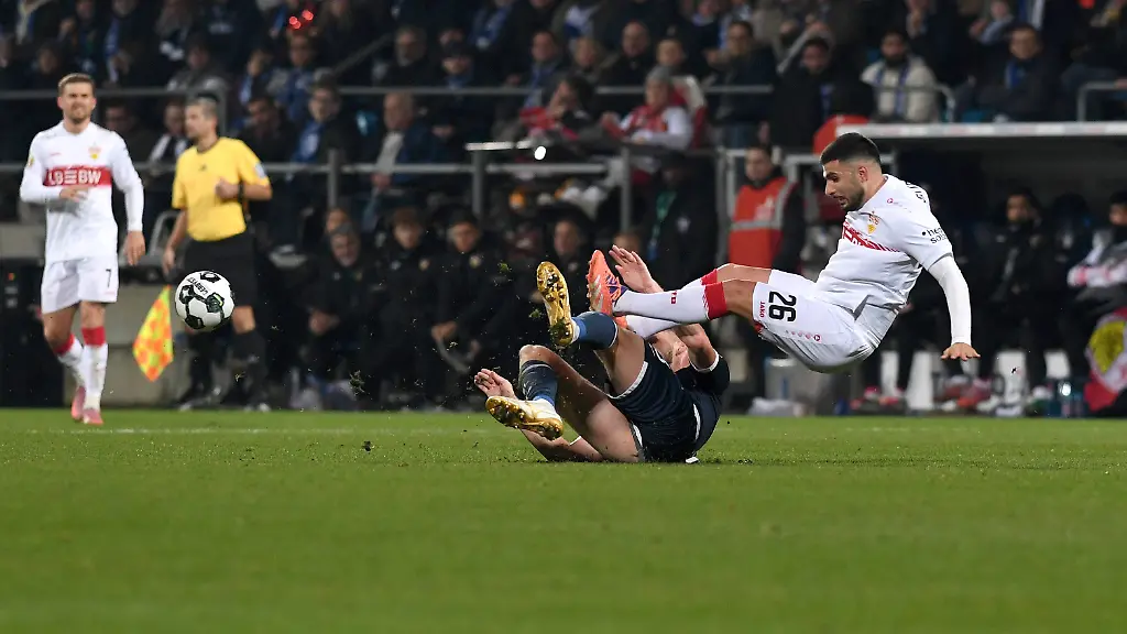 Philipp-Strompf-VfL-Bochum-und-Deniz-Undav-VfB-Stuttgart-im-Zweikampf-waehrend-des-DFB-Pokal-Spiels-zwischen-VfL-Bochum-v-VfB-Stuttgart-Vovovia-Ruhrstadion-am-03-December-2025-in-Bochum-Deutschland-Foto-von-Ralf-Treese-DeFodi-Images-Philipp-Strompf-VfL-Bochum-und-Deniz-Undav-VfB-Stuttgart-battle-for-the-ball-during-the-DFB-Pokal-match-between-VfL-Bochum-v-VfB-Stuttgart-at-Vonovia-Ruhrstadion-on-December-3-2025-in-Bochum-Germany