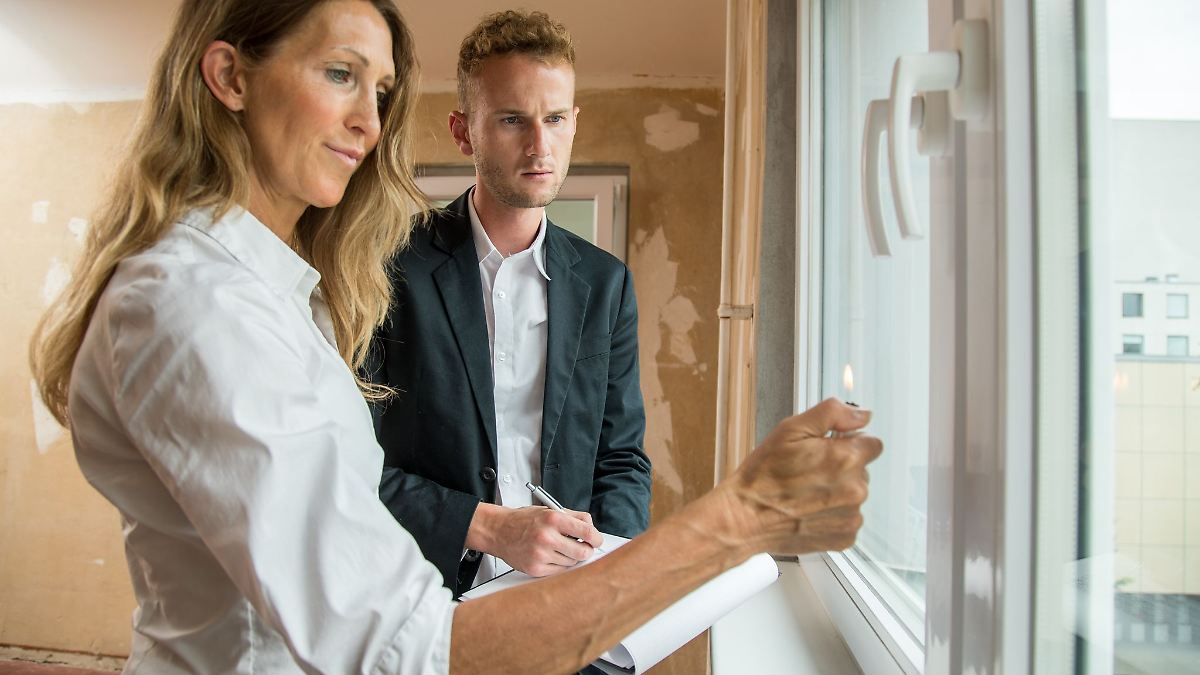 Heizkosten-sparen-Nicht-ganz-dicht-Fenster-berpr-fen-und-Dichtungen-pflegen