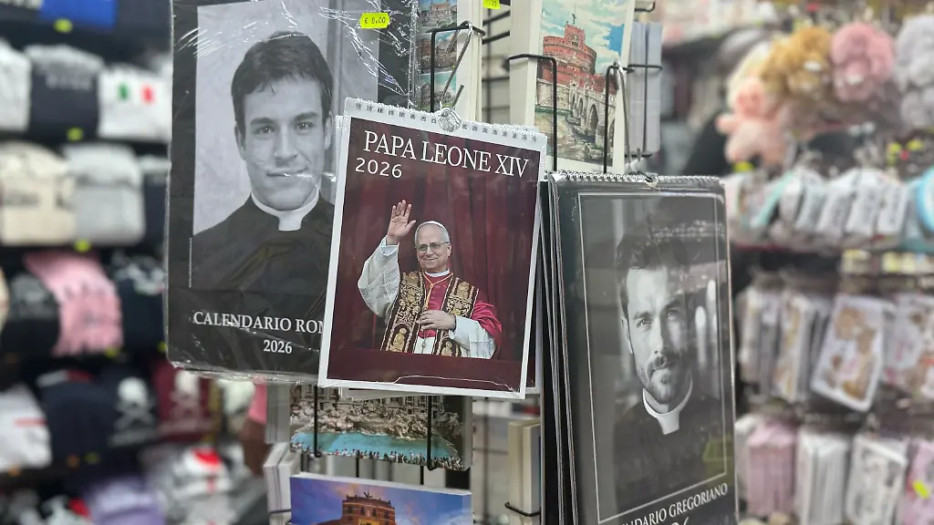 PRODUKTION-04-11-2025-Italien-Rom-Rund-um-den-Petersdom-werden-Kalender-von-Papst-Leo-XIV-sowie-echten-und-falschen-Priestern-verkauft